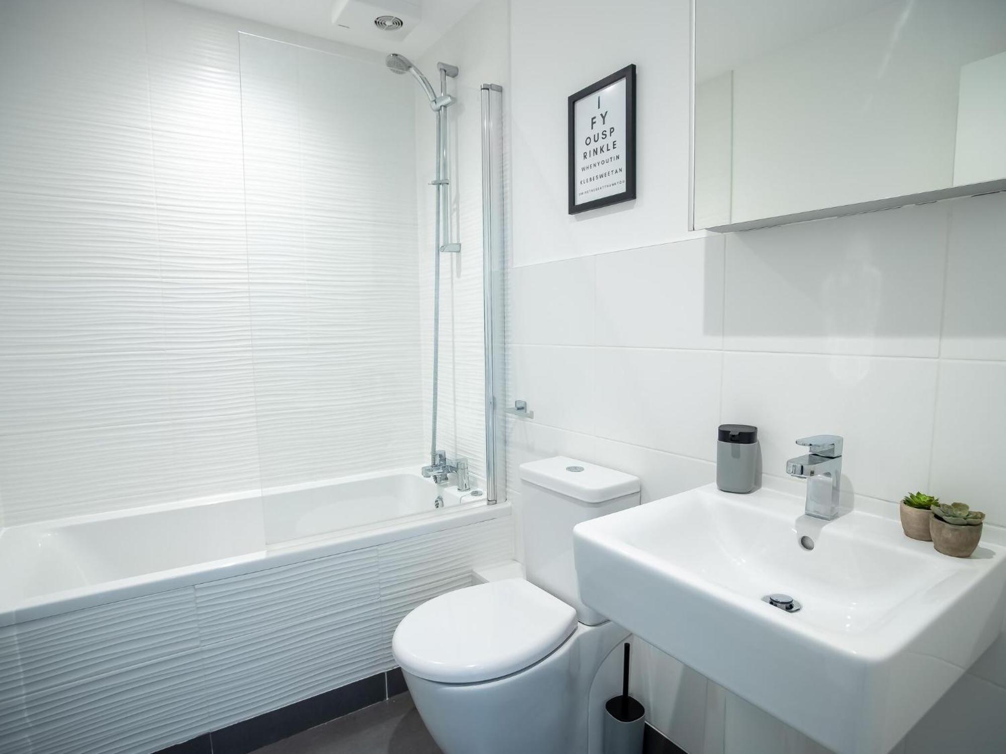 Pembroke House Apartments Exeter For Families Business Relocation Free Parking Экстерьер фото